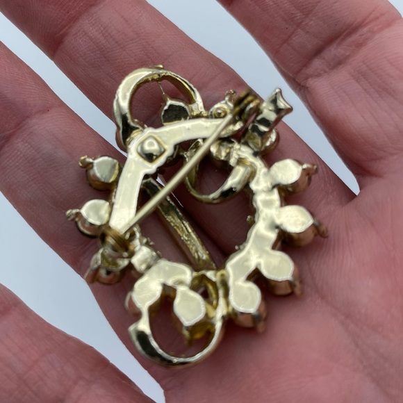 Vintage Pale Blue Multi Faceted Faux Gems Ribbon Wreath Brooch Pin Pale Gold Tne - Picture 6 of 12